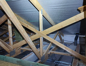 Zateplení novostavby s valbovou střechou pomocí foukané izolace